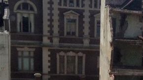 Las autoridades continuan la búsqueda de víctimas atrapadas entre los escombros.