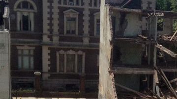 Las autoridades continuan la búsqueda de víctimas atrapadas entre los escombros.