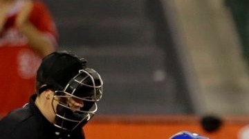Hank Conger se poncha para el último out del partido.