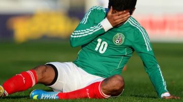 Jesús Corona, de México, se lamenta tras la dramática eliminación del torneo de Toulon