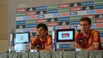 Los jugadores de la selección de fútbol española David Silva (i) y Nacho Monreal (d) hablan durante una rueda de prensa