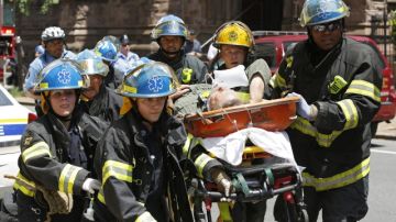 MCX01. FILADELFIA (ESTADOS UNIDOS), 05/06/2013.- Efectivos del cuerpo de emergencias trasladan a uno de los heridos tras el derrumbe de un edificio en el centro de Filadelfia, EEUU, el 5 de junio del 2013. Al menos 12 personas resultaron heridas y dos siguen atrapadas entre los escombros. EFE/Mark Stelhe