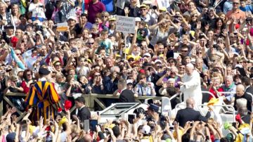 El Papa Francisco saluda a los fieles en la Plaza de San Pedro durante la audiencia general de los miércoles en el Vaticano.