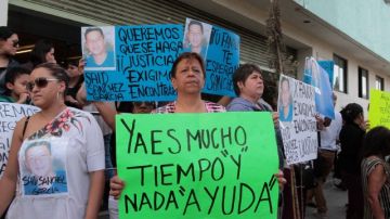 Familiares de los desaparecidos en el bar Heaven protestaron afuera de la Procuraduría del Distrito Federal por los pocos avances de la investigación.
