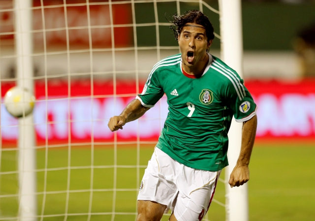 El balón está en la red y la celebración del goleador Aldo de Nigris quien anotó para conseguir la victoria de la selección mexicana.