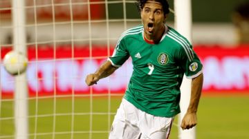 El balón está en la red y la celebración del goleador Aldo de Nigris quien anotó para conseguir la victoria de la selección mexicana.
