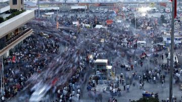Miles de personas se concentran en la plaza Taksim en Estambul.