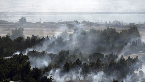 El humo revela los enfrentamientos entre los rebeldes y el ejército sirio cerca de la frontera israelí con Siria en los Altos del Golán.