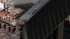 El derrumbe se produjo en la esquina de las calles 22 y Market Center, una zona muy céntrica de Filadelfia, donde un edificio que estaba siendo demolido, cayó sobre otro edificio donde funciona una tienda.