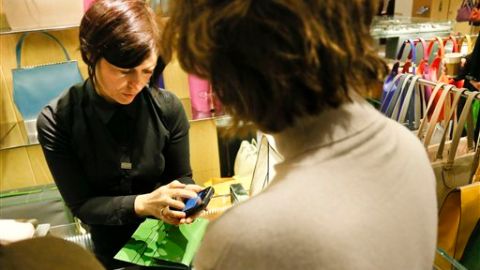 Barneys New York, Urban Outfiters y otras tiendas están sacando a la caja registradora como medio de cobro.