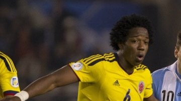 El colombiano Carlos Sánchez disputa el esférico con Lionel Messi, de Argentina