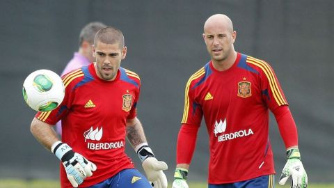 Los porteros Valdés y Reyna.