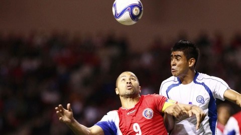 SJ27. SAN JOSÉ (COSTA RICA), 25/01/2013.- El jugador de Costa Rica Alvaro Saborio (i) ante José Miguel Granadino (d) de El Salvador hoy, viernes 25 de enero de 2013, durante un partido por la Copa Centroamericana Uncaf 2013, en el estadio Nacional de San José (Costa Rica). EFE/Esteban Dato