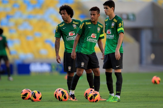 Marcelo (i), Neymar (c) y Oscar (d)  se preparan con Brasil para la Copa Confederaciones que arrancara la próxima semana.