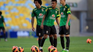Marcelo (i), Neymar (c) y Oscar (d)  se preparan con Brasil para la Copa Confederaciones que arrancara la próxima semana.