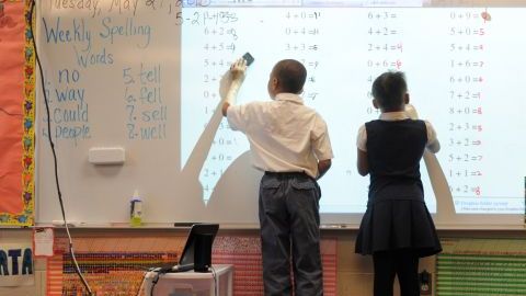 Muchos expresan públicamente sus dudas sobre los exámenes y otras iniciativas de la reforma educativa del gobierno de EEUU.
