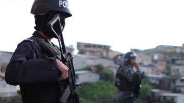 Policías hondureños mientras realizan un operativo en una zona controlada por la pandilla 18 en el barrio San Isidro en Tegucigalpa (Honduras).