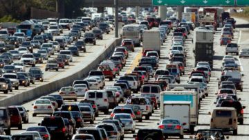 La policia de Los Ángeles avisa a los automovilistas sobre posibles congestiones de trafico durante la visita del presidente Obama a California.