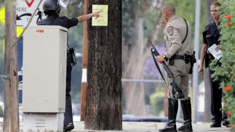 Autoridades buscan a más sospechosos en el plantel del Santa Monica College tras un tiroteo que dejó múltiples heridos y muertos.
