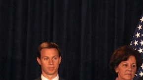 Mónica Lozano, CEO de Impremedia (c-i), con el Presidente Obama (c) y el Dr. Robert K. Ross, Presidente de The California Endowment, durante el discurso del presidente sobre la Ley de Cuidado de Salud, en San José, California.
