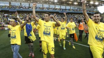 Los jugadores del Villarreal celebran su ascenso a Primera División tras su victoria ante la UD Almería, en el partido de la jornada 42 de liga en Segunda División que se disputa esta tarde en el estadio de El Madrigal.
