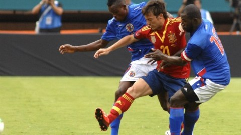 El delantero de la selección española, David Silva (c), lucha el balón con Maurice (i) y Alexandre, de la selección de Haití