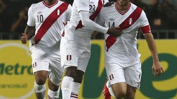 El peruano Claudio Pizarro (der.)  celebra su gol ante Ecuador con Jefferson Farfán y Jhoel Herrera.