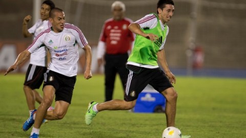 Héctor Herrera (der.) cumplirá su sueño de jugar en el futbol europeo con el Porto de Portugal.