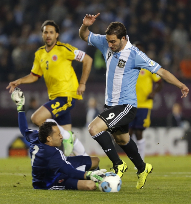 Gonzalo Higuaín intenta anotar ante la salida suicida del portero David Ospina en el partido entre Argentina y Colombia.