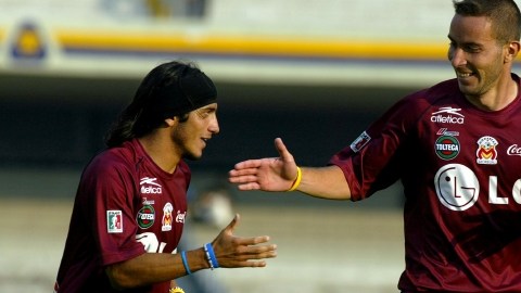 El delantero Luis Gabriel Rey (derecha) y Damián Alvarez vistiendo la camiseta del Morelia.