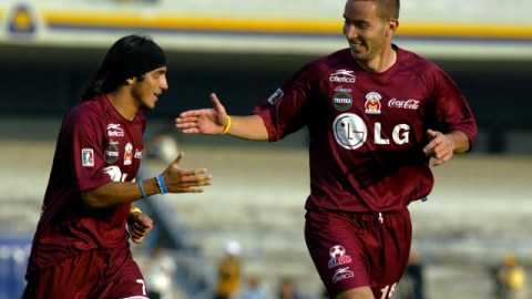 El delantero Luis Gabriel Rey (derecha) y Damián Alvarez vistiendo la camiseta del Morelia.
