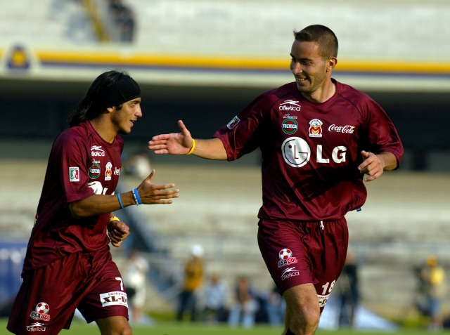 El delantero Luis Gabriel Rey (derecha) y Damián Alvarez vistiendo la camiseta del Morelia.
