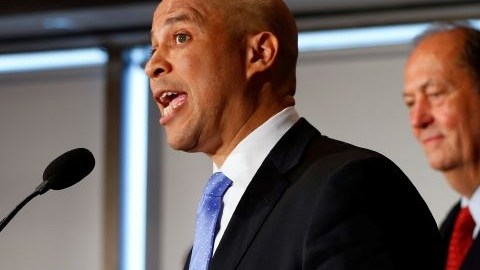 El alcalde de Newark, Cory Booker, anuncia sus planes de postularse para el escaño del Senado que se abrió con la muerte de Frank Lautenberg, en Newark, Nueva Jersey. A la derecha está el ex senador Bill Bradley.