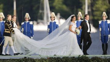 La princesa Madeleine de Suecia y su esposo Christopher O'Neill llegan al Castillo de Drottningholm tras su boda.