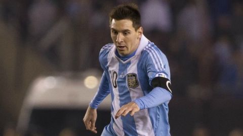 El delantero argentino Lionel Messi vio acción en el juego eliminatorio frente a Colombia