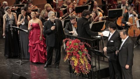 Plácido Domingo (centro) con Jordi Bernacer (de espalda), conductor de la Orquesta LA Opera, acompañados por los cantantes de zarzuela María Antunez, Auxiliadora Toledano, Janai Brugger, Joshua Guerrero y Antonio Vázquez.