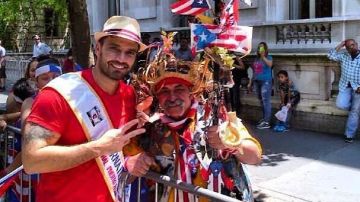 El actor Julián Gil compartió en el Desfile Puertorriqueño de Nueva York con el gobernador Alejandro García Padilla, el cantautor Carlos Vives y otras personalidades.