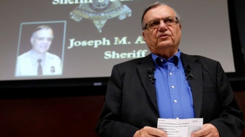 El sheriff Joe Arpaio en conferencia relacionada con narcotráfico.