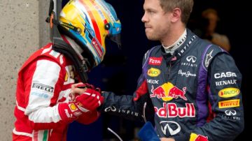 El alemán Sebastian Vettel (d) es felicitado por el piloto español Fernando Alonso, tras la jornada calificatoria de ayer para el  Grand Prix en Montreal.