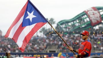 Yadier Molina, el estandarte de Puerto Rico en el pasado Clásico Mundial, ondea el símbolo patrio, en el estadio de los Gigantes de San Francisco, sede de la final.