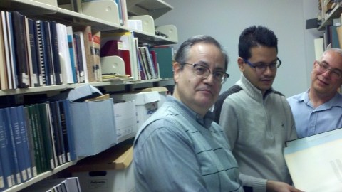 Imagen superior, de izq. a der.: Alberto Hernández, director de la biblioteca y archivo del Centro de Estudios Puertorriqueños, hojeando uno de los libros raros de la biblioteca, junto a Yosenex Orengo, bibliotecario asistente, y Pedro Juan Hernández, archivista. Abajo, Pedro Juan Hernández muestra algunos de los objetos de la Dra. Antonia Pantoja, fundadora de ASPIRA  y de Helen Rodríguez Trías, la primera latina en presidir la American Public Health Association.