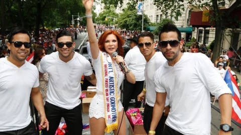 La cantautora Ambar, quien aparece en la foto con sus bailarines desfiló en Nueva York.