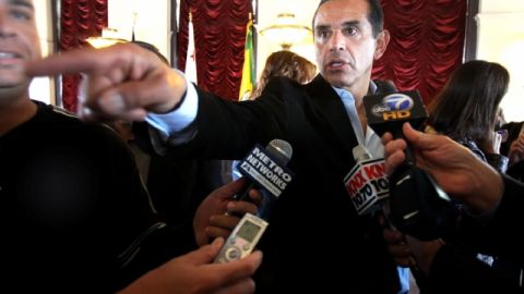 Durante su mandato como alcalde de los Ángeles, los escándalos por amoríos, su divorcio, sus viajes y los regalos que recibió persiguieron a Antonio Villaraigosa, aunque de casi todos salió airoso.