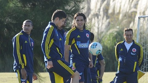 Macnelly Torres (izq.), James Rodríguez (segundo de la  izq.) y Radamel Falcao (centro) son vistos en una práctica anterior.
