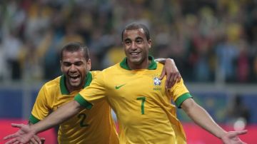 Lucas Moura (der.) celebra un gol con su compañero Daniel Alves, en el triunfo por 3-0 de la selección de Brasil sobre  Francia en juego amistoso.