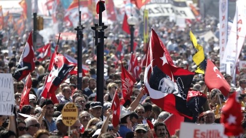 Un grupo de manifestantes agitan banderas turcas y pancartas durante una protesta ayer en la plaza Taksim.