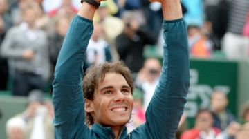 Rafael Nadal  levanta un nuevo trofeo obtenido en Rolan Garros.