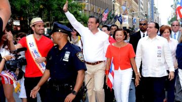 El gobernador de Puerto Rico, Alejandro García Padilla, durante su participación el pasado fin de semana en el Desfile Nacional Puertorriqueño, junto a Nydia Velázquez (der.), y el actor Julián Gil (izq.).
