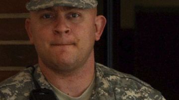 Bradley Manning (centro)  afronta un juicio por 22 cargos, incluyendo violaciones a una ley de espionaje de 1917.
