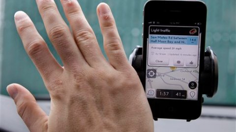 La aplicación Waze provee la red de información de usuarios en el tráfico tales como densidad vehícular, clima y rutas alternas.